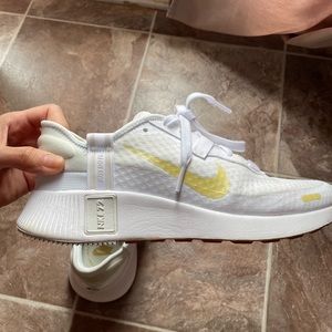 NIKE WOMENS REPOSTO SNEAKER - WHITE